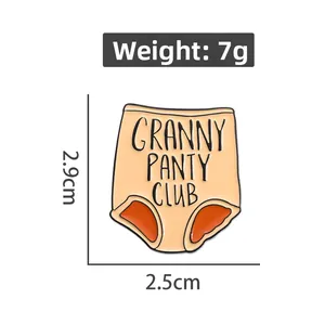 Détail du pin's Granny Panty Club avec dimensions précises de 2,9 cm et 2,5 cm