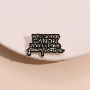 Broche en émail noir avec bord doré et texte blanc sur fond rose, badge géométrique élégant