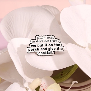 Broche en émail avec citation drôle sur fond rose avec fleurs décoratives