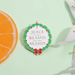 Broche en émail couronne de houx de Noël avec texte religieux Jesus is the Reason