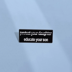 Rechteckige schwarze Emaille-Anstecknadel mit Aufschrift 'Educate Your Son' auf Blau