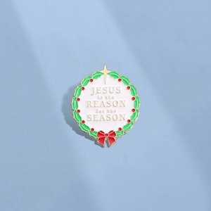 Broche Couronne de Noël en Émail Jésus Est La Raison De La Saison Lettres Épingles en Alliage Avec Baies et Nœud