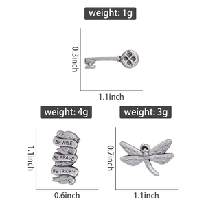 Détails de breloques en argent vintage en forme de libellule, clé et ruban gravé