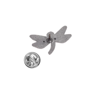 Détail du dos de la broche libellule avec attache papillon en métal et épingle fixée
