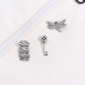 Ensemble de badges vintage libellule et clé avec citations sur fond de tissu