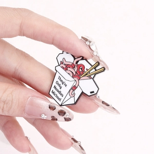 Broche en émail en forme de boîte de nouilles chinoises avec une citation de film