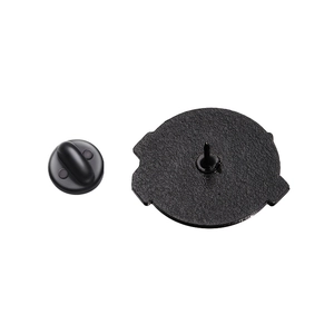 Détail du dos d'une broche en métal noir texturé avec fermoir papillon en caoutchouc noir