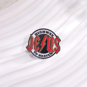 Gros plan sur l'épingle en émail ronde avec texte Jesus et éclair rouge sur fond blanc