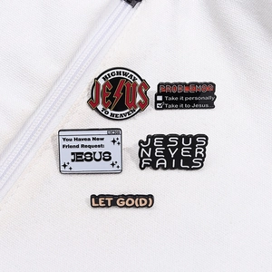 Lot de 5 pin's en émail avec citations religieuses et créatives sur fond de tissu blanc