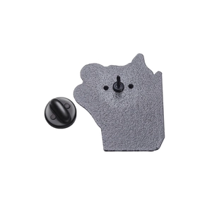 Détail macro du dos du pin's raton laveur avec attache en caoutchouc noir mat