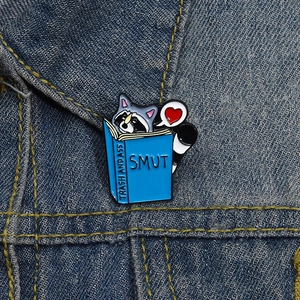 Süße Waschbär-Emaille-Anstecknadel mit Buch-Design auf Jeansjacke für Rucksäcke