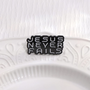 Broche minimaliste en émail Jesus Never Fails sur une élégante plaque blanche décorative