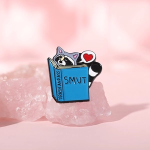 Broche en émail raton laveur lisant un livre sur support en pierre de quartz rose