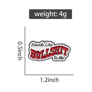 Detail der Cartoon-Emaille-Anstecknadel mit englischem Slogan und Maßen 1,2x0,5 Zoll