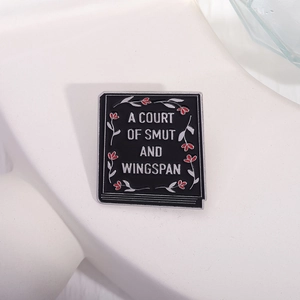 Fantasie-Buch Emaille-Pin mit 'A Court of Smut and Wingspan' Text und Rankendetails