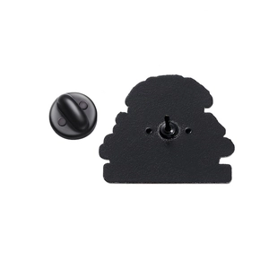 Détail du dos d'une broche en émail noir avec texture mate et fermoir en caoutchouc