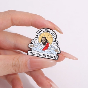 Épinglette en émail avec figure religieuse et bannière rouge You Are All Disappointments