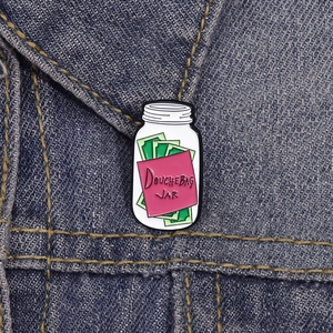 Épingle en émail Douchebag Jar avec motif d'argent épinglée sur un col en jean bleu