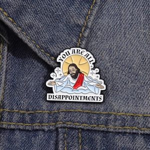 Détail du pin's émaillé sarcastique de Jésus sur denim avec texte You are all disappointments