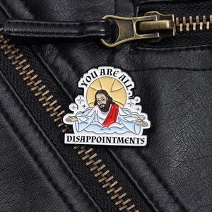 Vue macro détaillée d'une broche en émail créative sur une veste en cuir noir