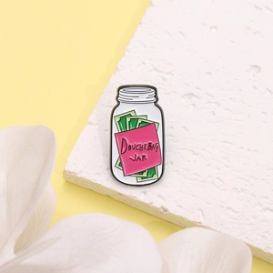 Broche en émail créative avec design Douchebag Jar et étiquette rose sur surface pierre