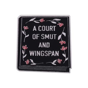 Buchförmige Emaille-Anstecknadel mit Blumenrand und A Court of Smut and Wingspan Schriftzug