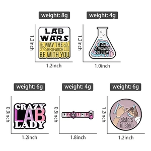 Sélection de pin's en émail sur la science avec slogans STEM et formes de bécher