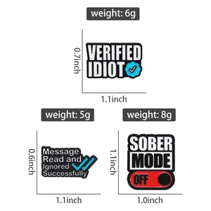 Details von drei lustigen Emaille-Pins mit Größen- und Gewichtsangaben für Slogans