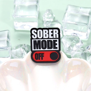 Emaille-Anstecknadel mit SOBER MODE OFF Text im schwarzen und roten Schalterdesign