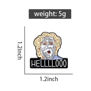 Détail du pin's émaillé Mrs. Doubtfire avec texte Hello, taille 1,2 pouce et poids 5g