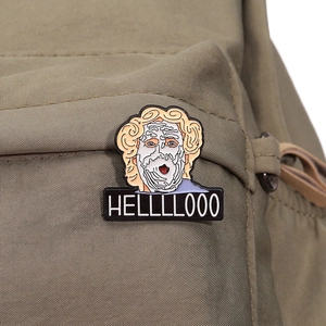 Détail du pin's humoristique en émail avec texte HELLLLOOO sur un sac à dos en tissu