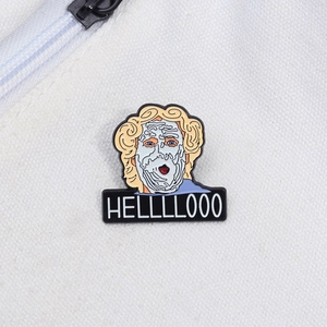 Vue détaillée du pin's émaillé du personnage de Mrs. Doubtfire sur tissu blanc