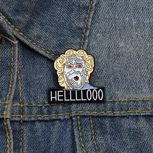 Détail du pin's émaillé Mrs. Doubtfire avec citation Hello sur col en jean bleu