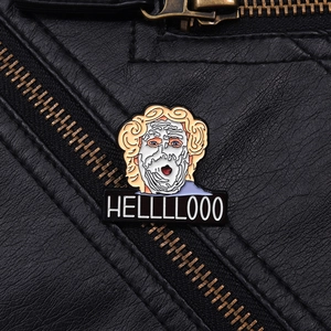Macro de l'épinglette en émail avec homme aux cheveux dorés et texte HELLLLOOO