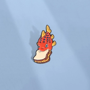 Dessin Animé Mignon Carpe Rouge Mangeant Sandwich Broche Émail Alliage Amusant Animal Badge Pin Pour Vêtements Sac À Dos Unisexe