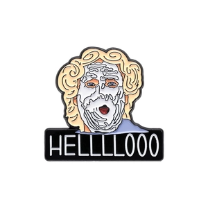 Pin's en émail Mrs. Doubtfire avec homme blond au masque de soin et texte HELLLLOOO