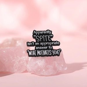 Spilla creativa in smalto nero con citazioni bianche su cristallo rosa