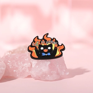 Spilla gatto nero con fiamme e scritta LET IT BURN su base di cristallo rosa