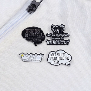 Set di quattro spille in smalto bianco e nero con citazioni divertenti per borse e abiti