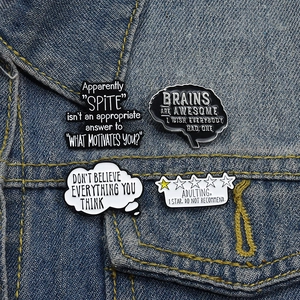 Lot de pin's émaillés rigolos avec citations anglaises sur poche en jean
