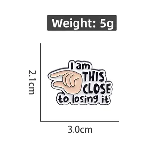 Dettaglio della spilla in smalto da 3,0 cm con scritta I am THIS CLOSE to losing it