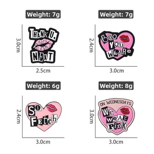 Vue détaillée des pin's en émail rose avec poids et dimensions sur fond blanc