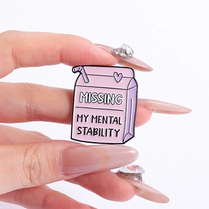 Pin's émaillé en forme de brique de lait rose avec paille violette et cœur