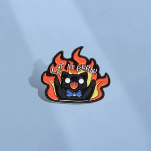 Spilla in Smalto a Forma di Gatto Nero e Fiamme in Lega di Zinco Con Scritta Let It Burn Distintivo Punk Pin per Risvolto Uomo Donna