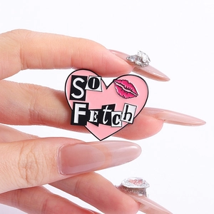 Broche en émail rose en forme de cœur avec inscription SO FETCH et motif de lèvres