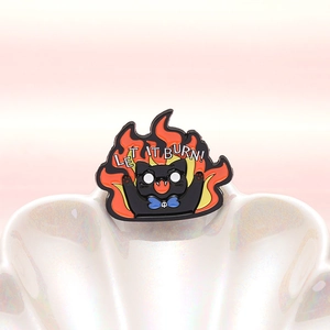 Broche créative en émail chat noir avec flammes et inscription Let It Burn sur plateau