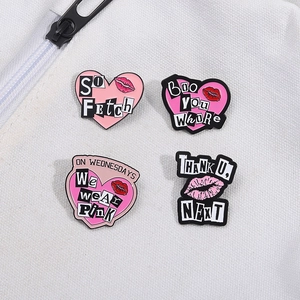 Lot de 4 pin's émaillés pop art avec citations Mean Girls sur fond en tissu blanc