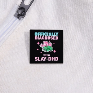 Détail du pin's émaillé grenouille avec chapeau de cowboy rose sur un sac en toile