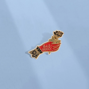 Gothiek Legering Emaille Broche Bad Seed Rode Hand Met Zwarte Roos Sterrenmanchet Mode Sieraden Voor Kleding Tas Decoratie