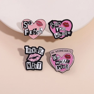 Lot de quatre broches punk en émail rose en forme de cœur avec typographie stylée
